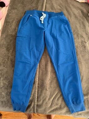 Figs Women's Jogger Scrub Pants and Top Set